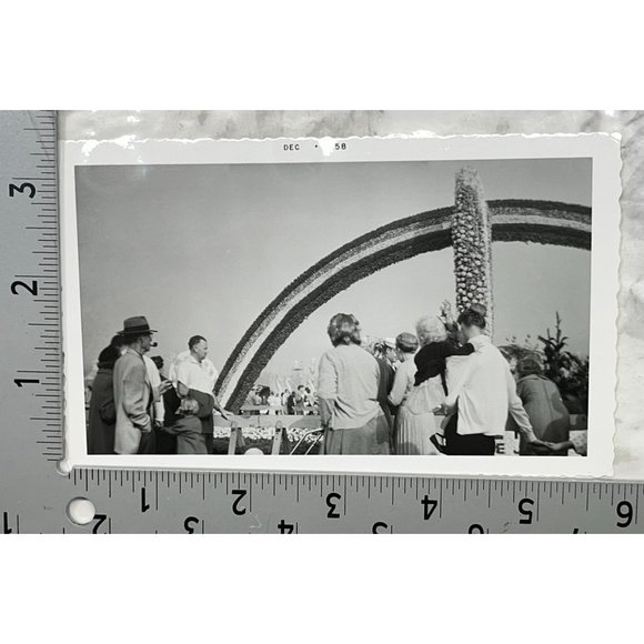 Tournament of Roses Parade Floats Found Photo 1958 Vintage Snapshot Pasadena CA - Picture 4 of 6